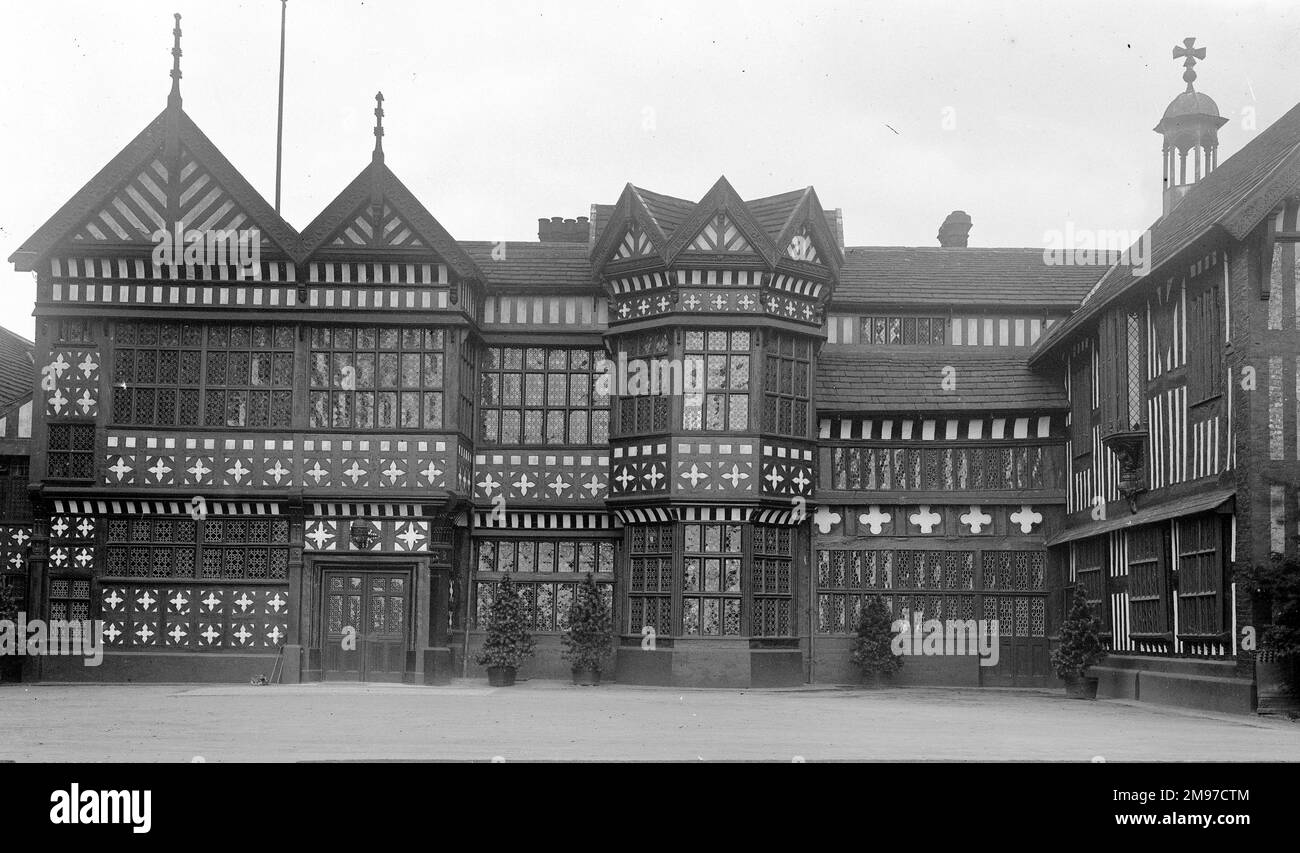 Bramhall Hall, Cheshire im August 19071908 - ein Blick auf den makellos gepflegten Innenhof Stockfoto