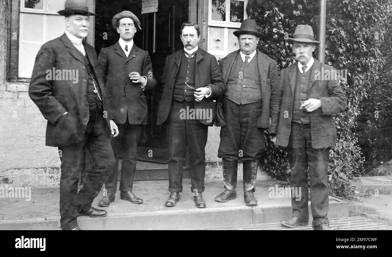 Gruppe vor Ellesmere Bowling Green, Shropshire, im Juni 1908. Beachten Sie die prächtigen Ledermanschetten des Mannes, der vermutlich der Platzwächter von rechts ist. Stockfoto