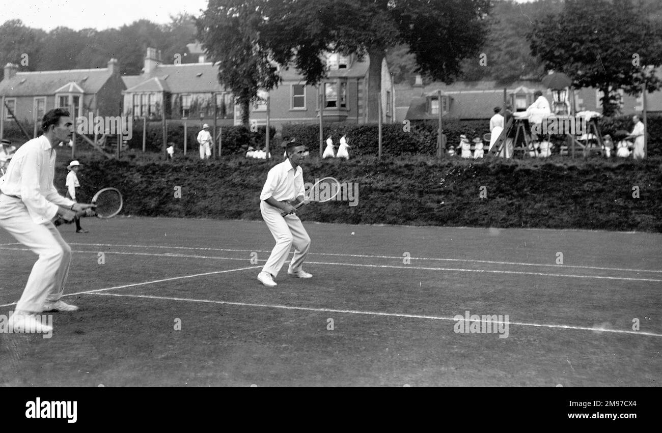 Edwardianisches Tennisspiel von Männerdoppelern Stockfoto