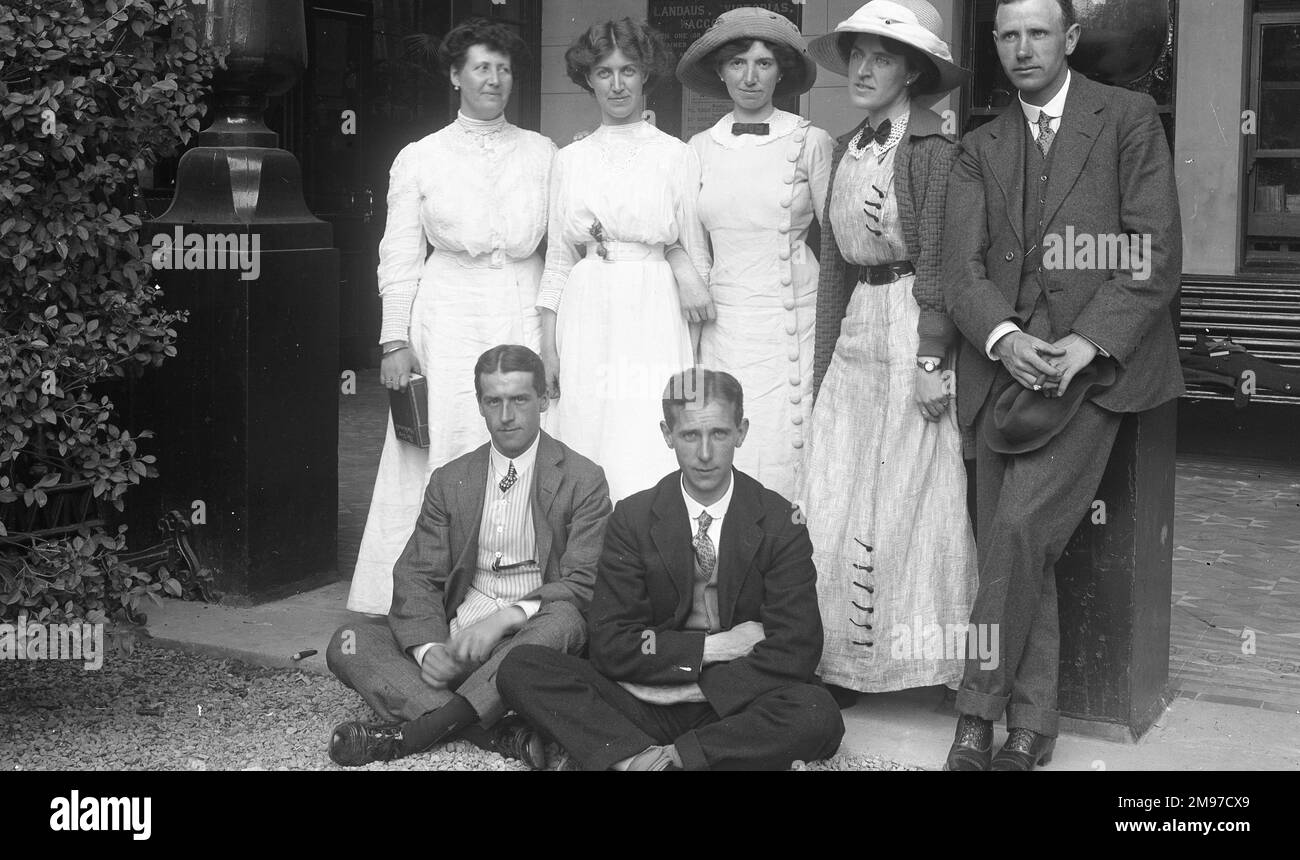Gruppe vor dem Büro, man vermutet, dass sie in einem Hotel ist, aber die Lage ist unbekannt Stockfoto