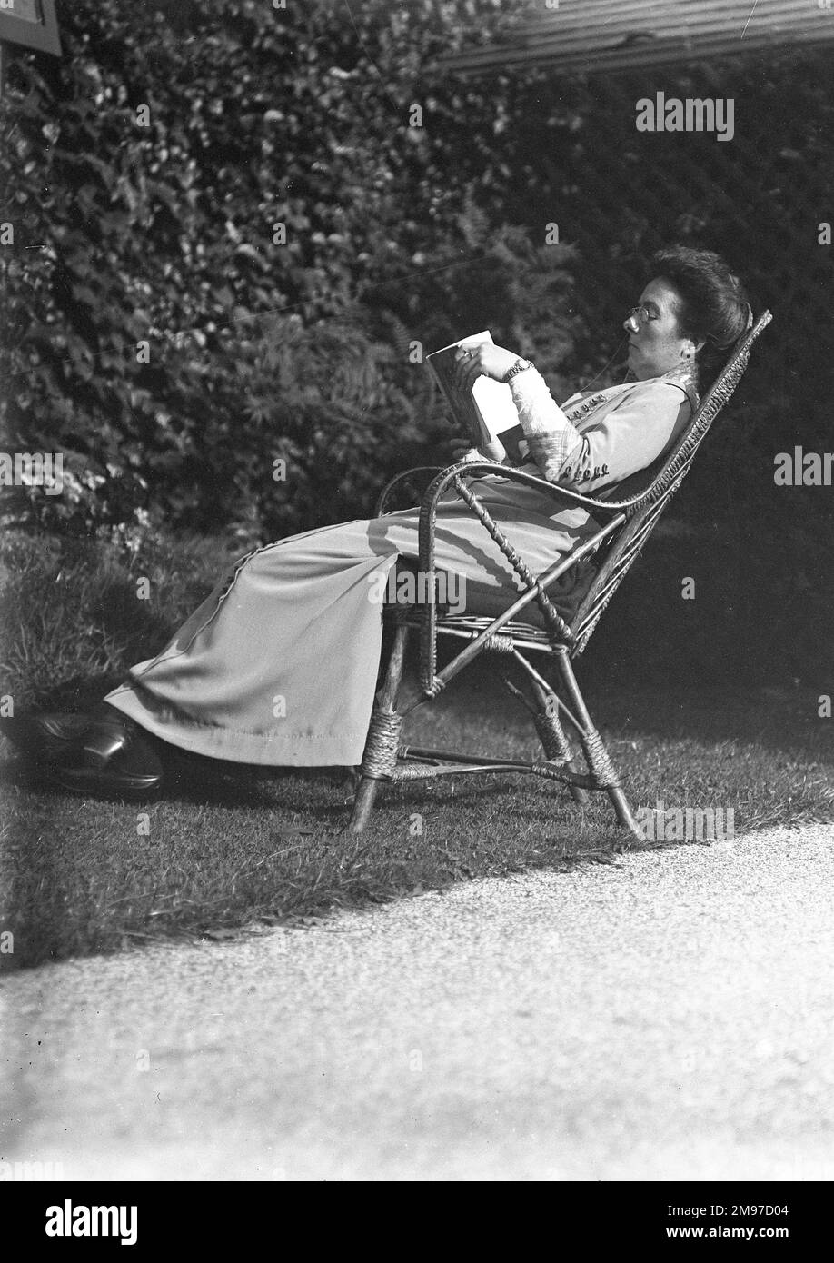Miss Nash im Garten von Battersbys Haus, Strathclyde, Offerton Lane, Stockport, wo sie häufig zu Besuch war, da ihr Vater Geschäftsbeziehungen mit der Hutmacher-Firma Battersby hatte Stockfoto