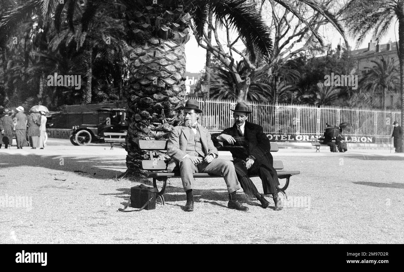 Zwei Männer vor dem Hotel Grey D'Albion, Cannes, das heute noch im Geschäft ist. Auf der rechten Seite ist Ernest Battersby, der Fotograf, der Zeit in Südfrankreich verbrachte, als er gegen Ende seines Lebens an Tuberkulose litt. Stockfoto