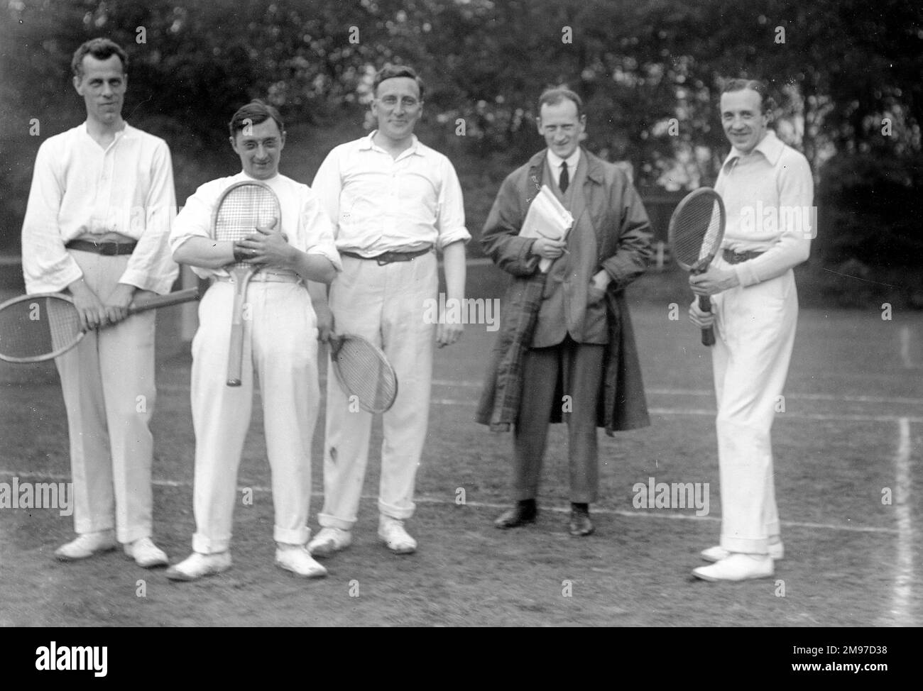 Gruppe beim Tennisspiel im Moorfield Tennis Club in Stockport. Vier Spieler und vermutlich ein Schiedsrichter. Stockfoto