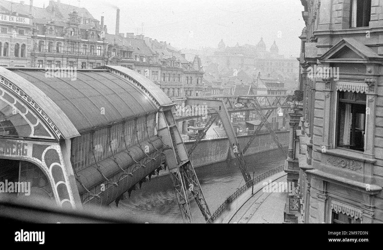 Blick vom Weidenhof Hotel, Elberfeld (jetzt Wuppertal) dieser Blick aus dem Zimmer zeigt die berühmte Eisenbahn, die Düsseldorf mit Elberfeld verbindet. Stockfoto