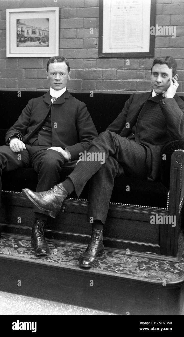 Zwei Männer auf einem Sitz in dem Billardzimmer von Strathclyde, Offerton Lane, Stockport, Heimat des Fotografen Ernest Battersby, hier rechts zu sehen. Stockfoto