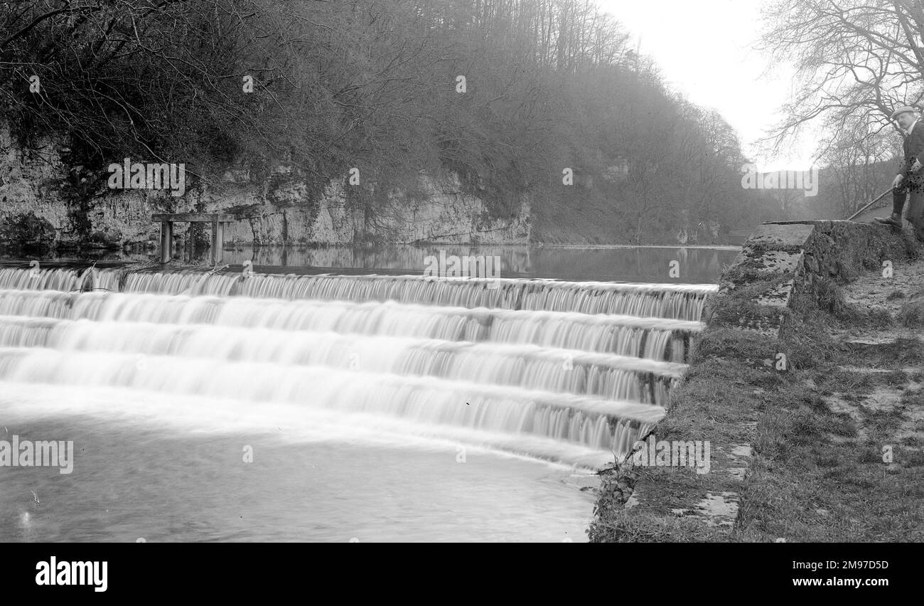 Beresford Dale, Peak District, Derbyshire, mit einem künstlichen Wasserfall mit Schleusentor. Nach der relativen Klarheit des Wasserfalls zu urteilen. Das war nach den Standards von 1906 eine sehr schnelle Belichtung. Stockfoto