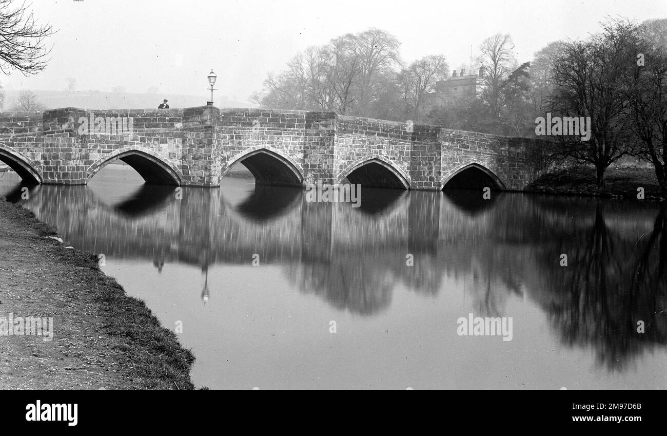 Die berühmte alte Brücke über den Fluss Wye im Zentrum von Bakewell. Stockfoto