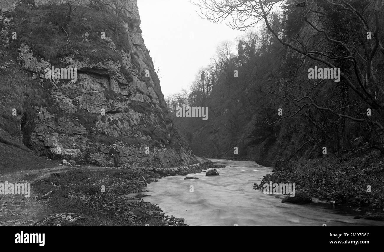Ein Blick auf den Fluss Derwent, der sich durch Middleton Dale schlängelt. Stockfoto