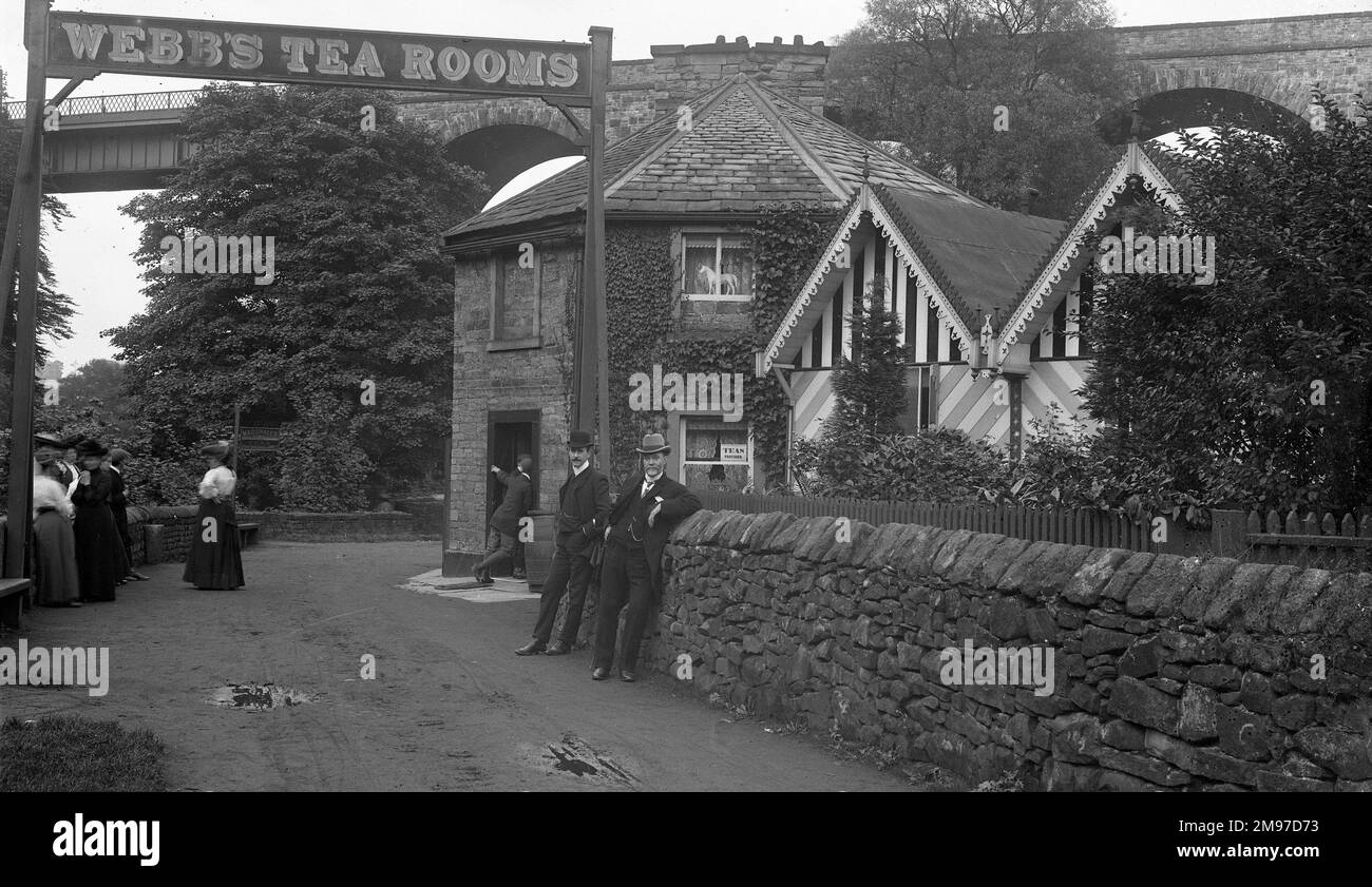 Dieses Bild, das einst eine bekannte lokale Attraktion unter dem Marple Aqueduct war, zeigt den Fotografen Ernest Battersby und seinen Freund und Mitarbeiter George Potter vor dem Gelände. Stockfoto