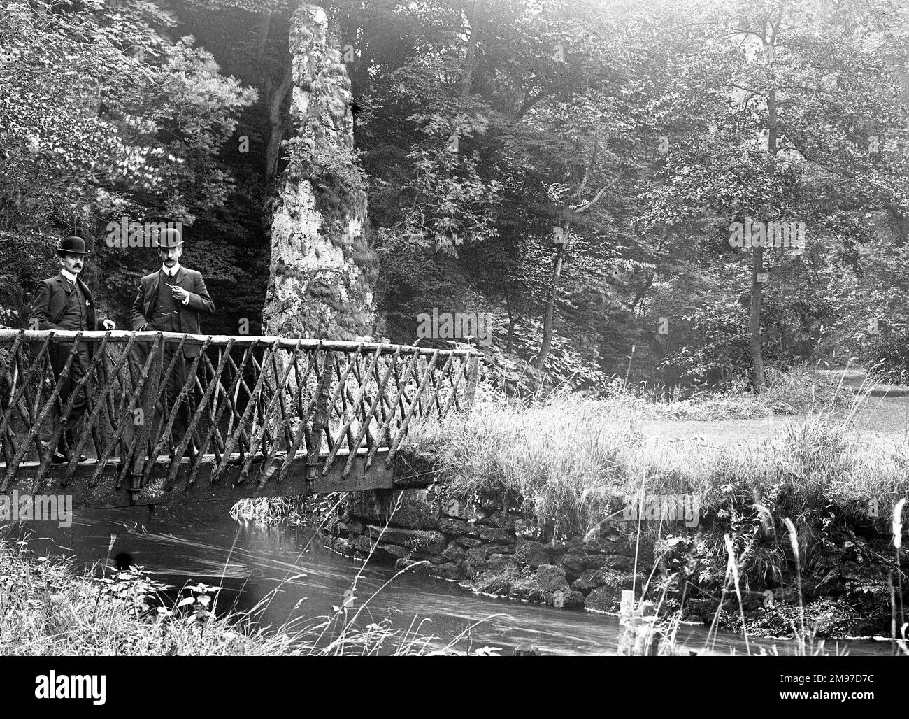 Der Mann auf der rechten Seite der Brücke ist Ernest Battersby - fotografiert im Peak District um 1906. Neben ihm ist ein Mann, identifiziert als Ted Ellis. Stockfoto