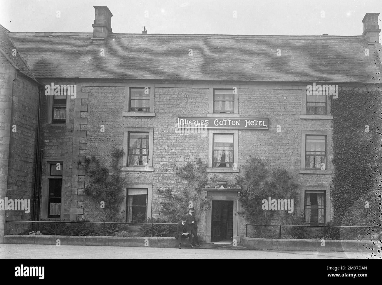 Das Charles Cotton Hotel ist noch über 100 Jahre später im Geschäft und wurde erst kürzlich renoviert. Es ist hier um 1906 Uhr zu sehen - Photogrpaher Ernest Battersby sitzt draußen mit Freund Ted Ellis an der Wand und wartet wahrscheinlich auf die Eröffnung. Stockfoto