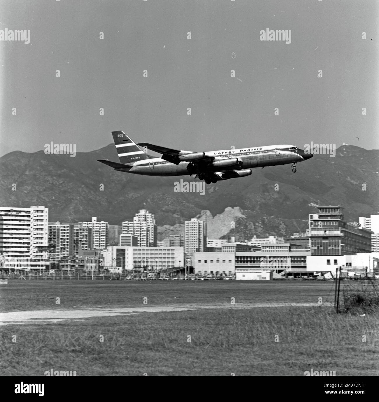 Convair CV880M VR-HFS von Cathay Pacific Landung in Hongkong am 17. Mai 1962 Stockfoto