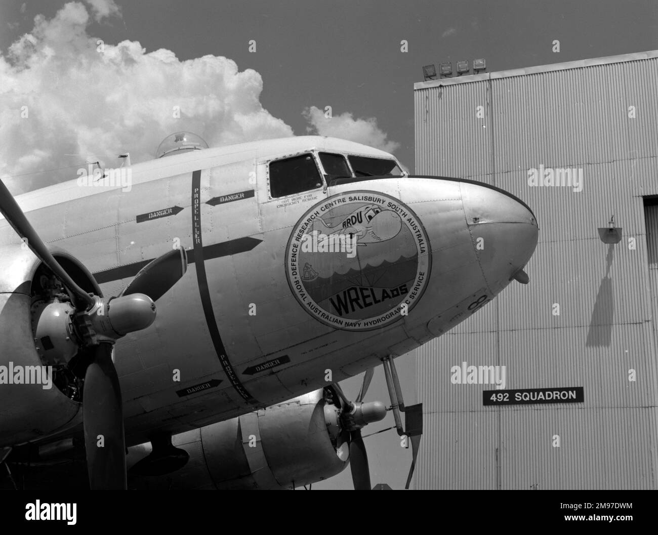Douglas Dakota A65-86 der Air Research and Development Unit, Royal Australian Air Force in Edinburgh, Südaustralien, am 13. Februar 1981. Mit Nasenkunst des RAN Hydrographic Service Stockfoto