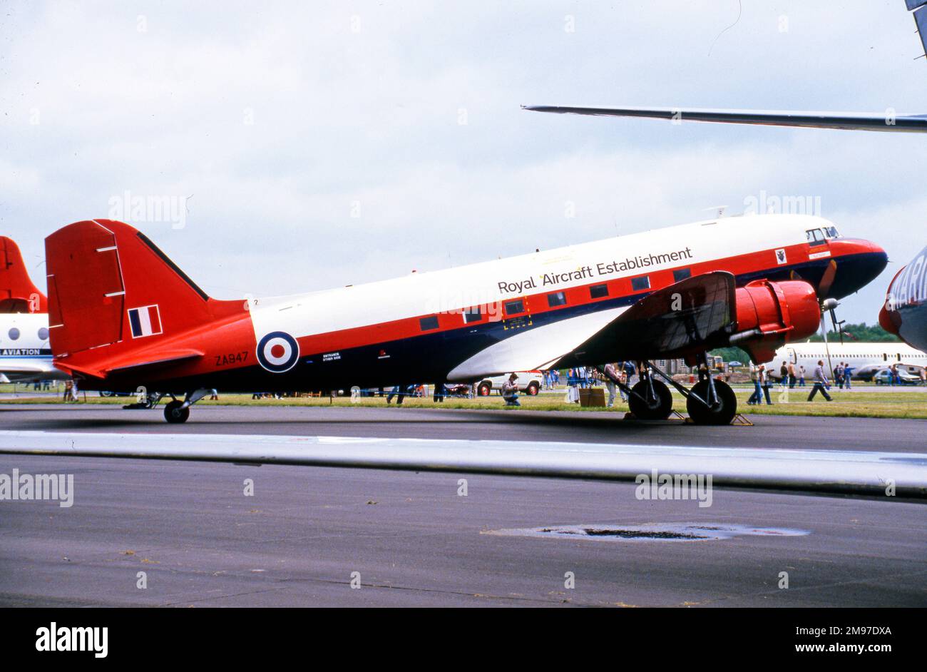Douglas Dakota IV ZA947 des Royal Aircraft Establishment (jetzt BBMF) im Jahr 1990 Stockfoto
