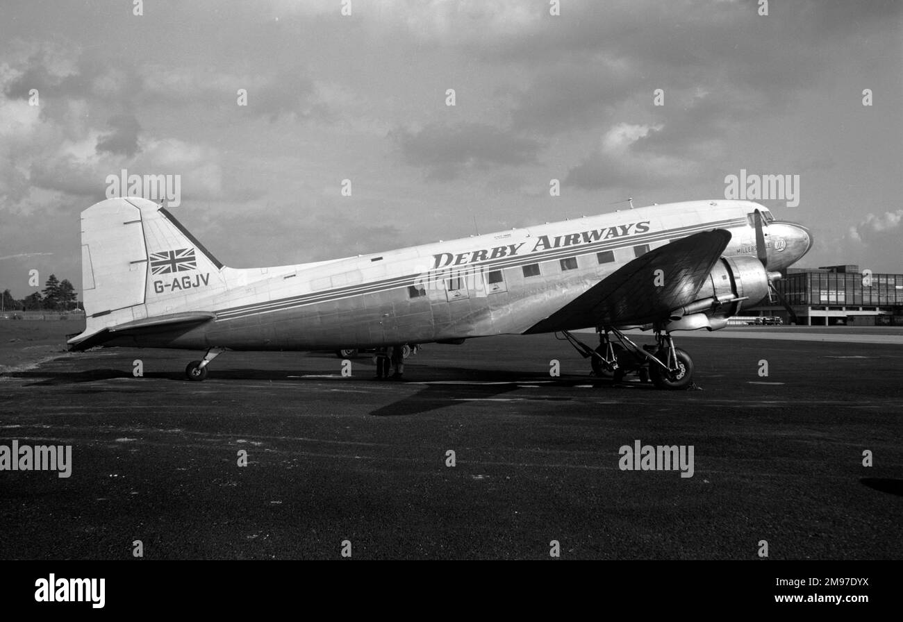 Douglas DC-3 G-AGJV, betrieben von Derby Airways in London Gatwick im Juni 1961 Stockfoto