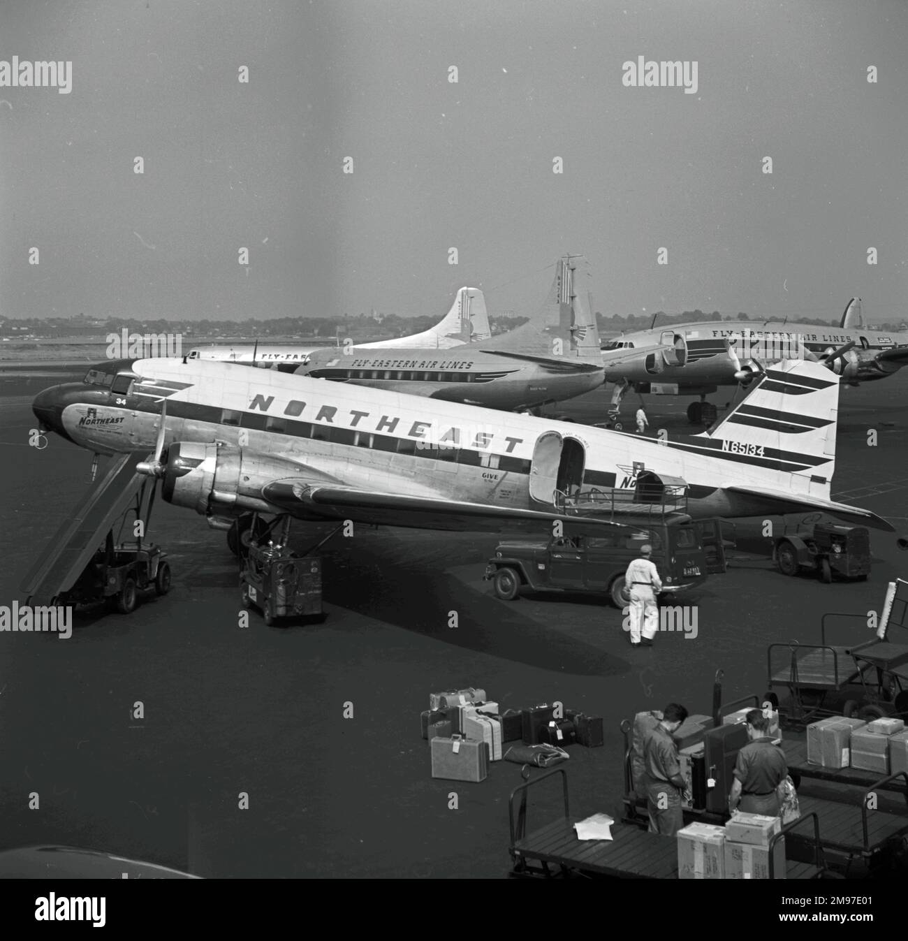 Douglas C-47 N65134 aus Nordosten, Beladung in La Guardia am 3. Juni 1954 Stockfoto