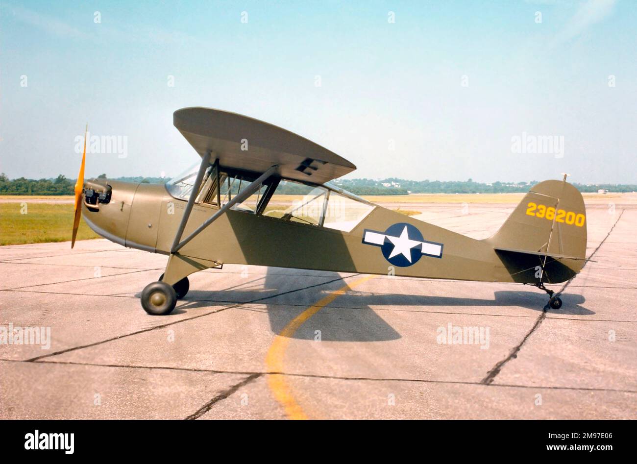 Aeronca L-3B – ein wendiger und leichter Handwerker, der feindliche Bewegungen erkennt, Artilliarfeuer lenkt und sogar Generäle zur Front fliegt. Stockfoto