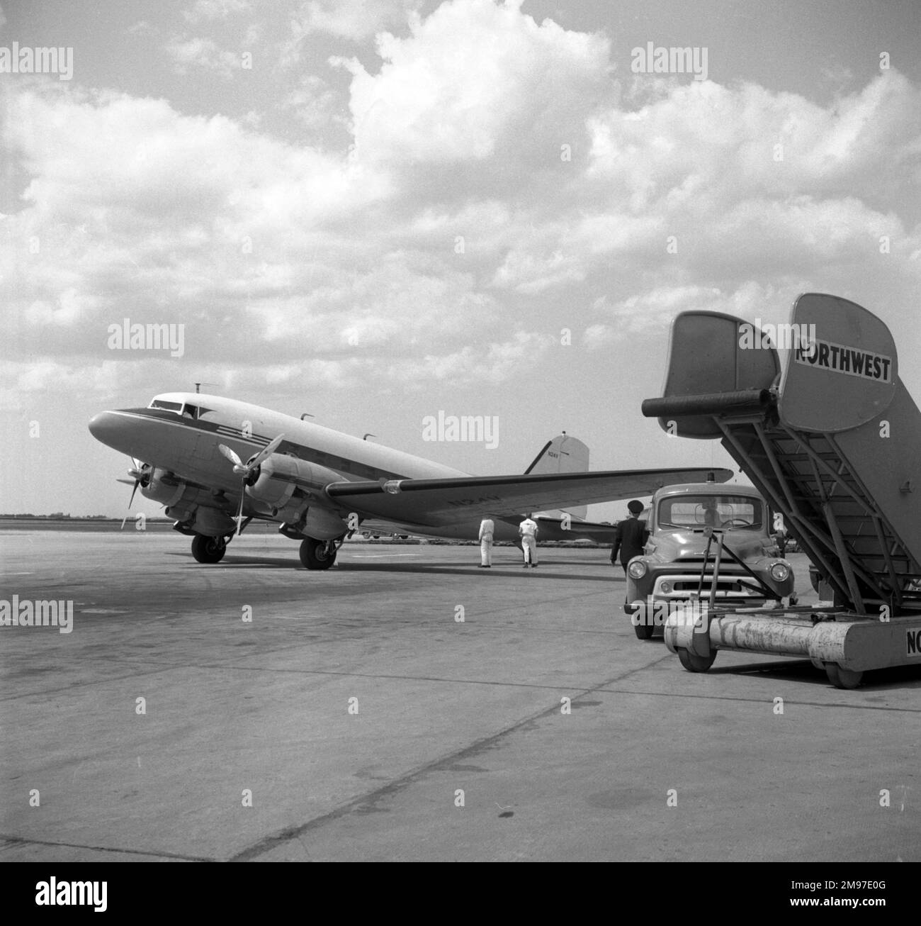 Douglas DC-3 N24V wird von der USAF in Minneapolis-St. Paul betrieben und betreut Stockfoto