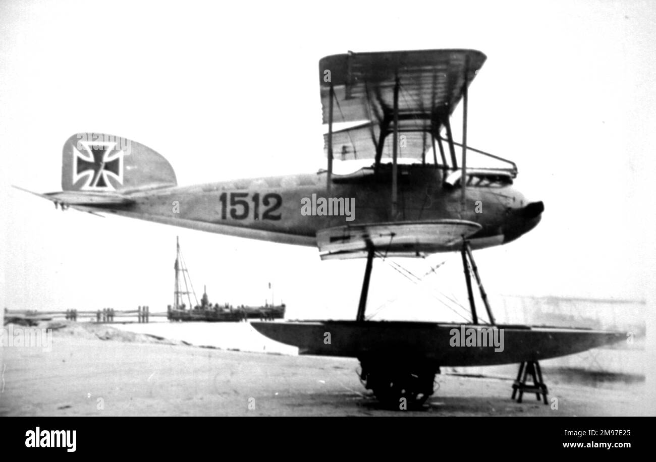 Albatros W 4, deutscher Einsitzer-Wasserflugzeug, der von der deutschen Marine zur Verteidigung seiner Landbasen eingesetzt wurde. Es wurde Ende 1916 in Betrieb genommen. Hier sehen Sie die Seriennummer 1512, die vorletzte Charge einer Lieferung im Oktober und November 1917. Stockfoto