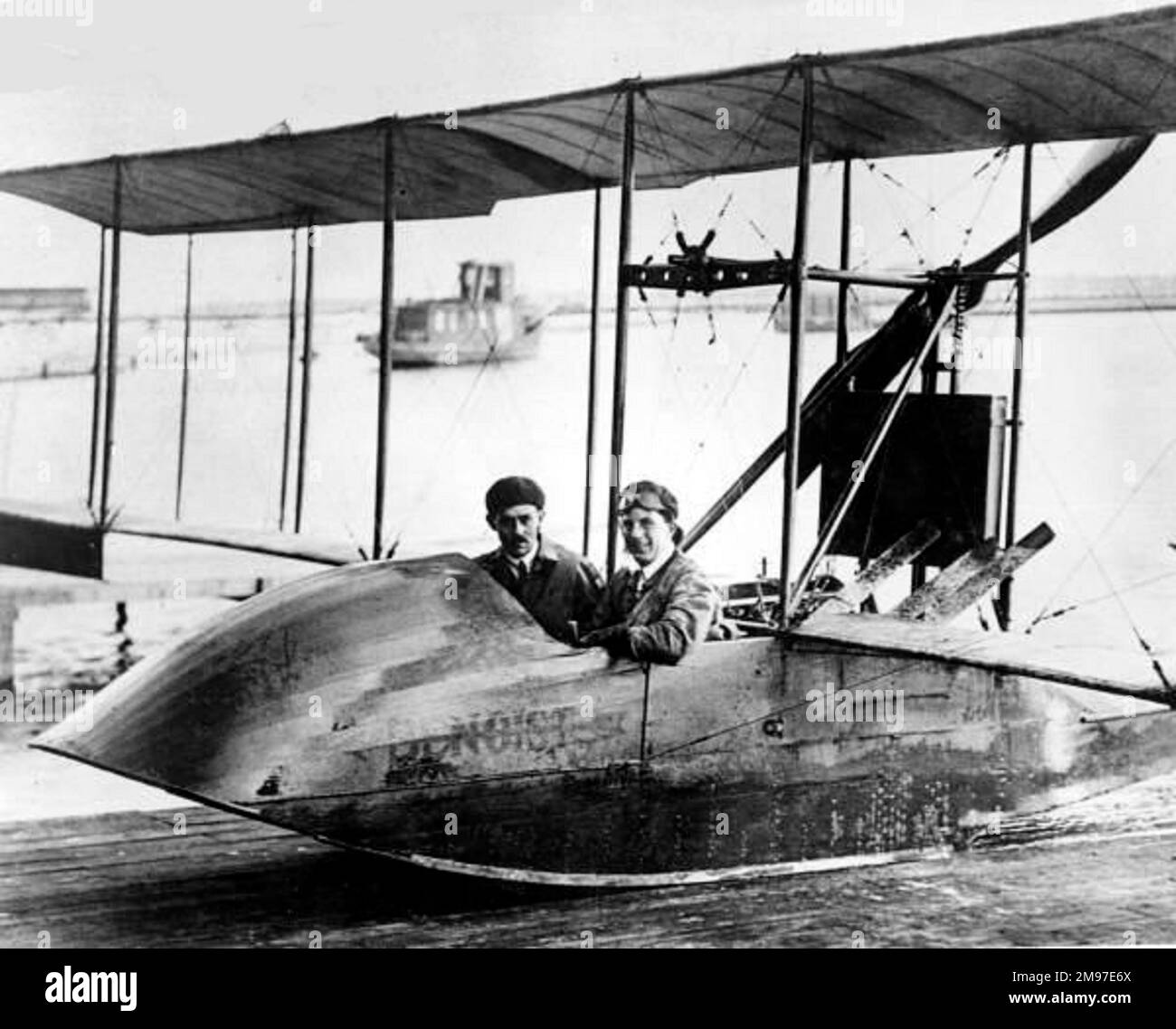 Benoistisches Flugboot und Pilot Tony Jannus Sp Petersburg-Tampa planmäßiger Service Anfang 1914. Stockfoto