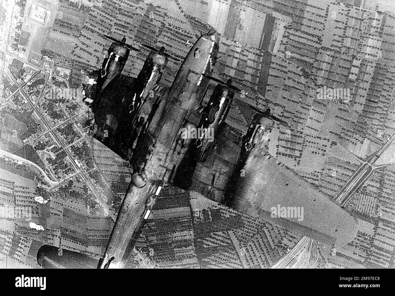 Boeing B-17F fällt Opfer der feindlichen Flak. Stockfoto