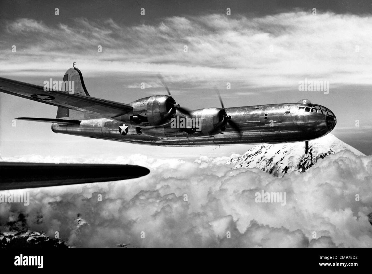 Der Prototyp der Boeing B-29 Superfortress aus dramatischer Sicht während des frühen Testflugens. Stockfoto