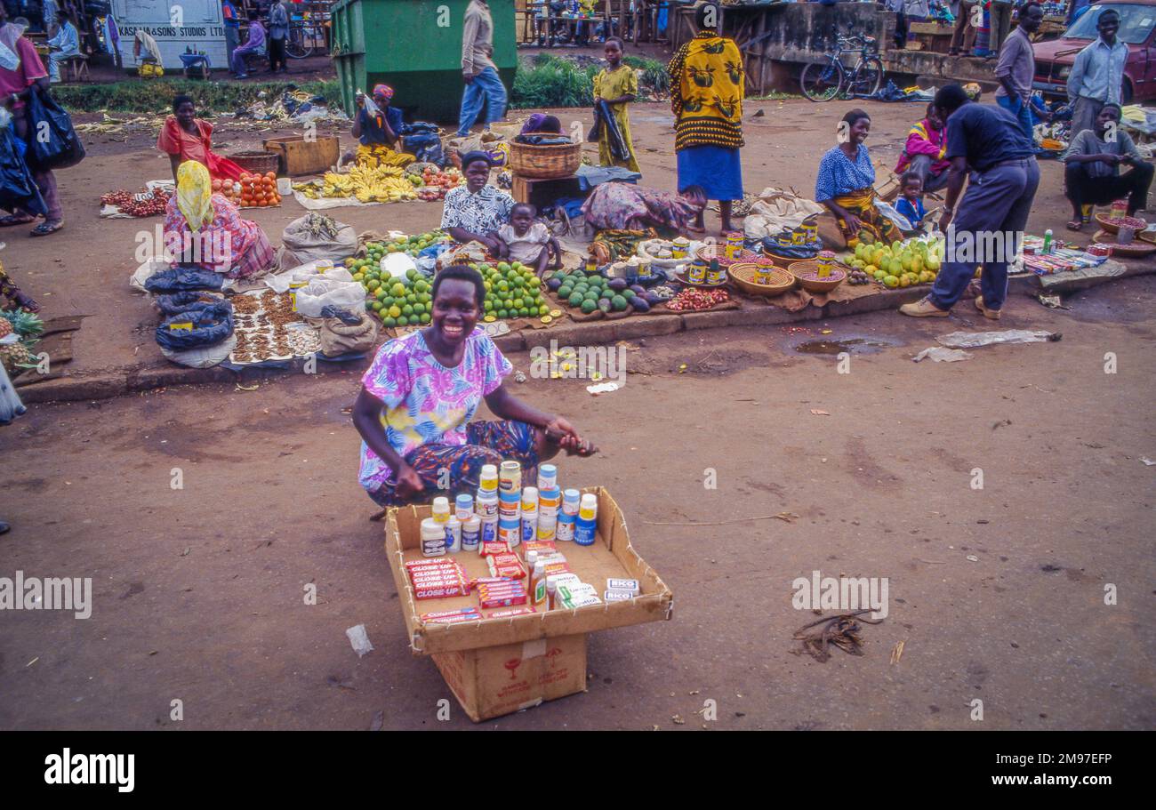 Uganda, Kampala, Frau verkauft Waren auf einem Straßenmarkt Stockfoto