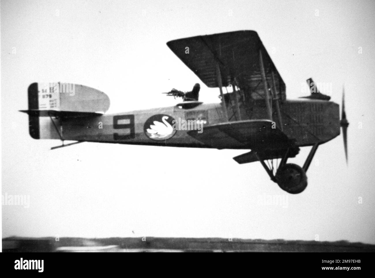Breguet Bre 14B.2 Bomber von Escadrille BR 111 im Tiefflug, mit weißem Schwanensymbol auf der Seite. Stockfoto
