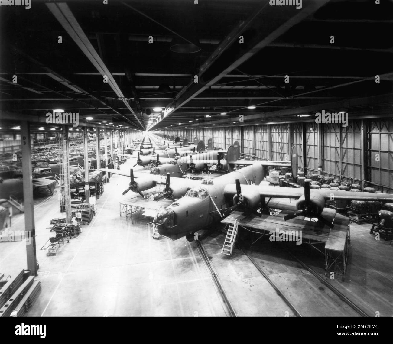 Konsolidierte Endmontagelinie B-24 Liberator im Werk Willow Run der Ford Motor Company, in dem insgesamt 18 482 gebaut wurden. In diesem Werk wurde die Hälfte produziert. Stockfoto