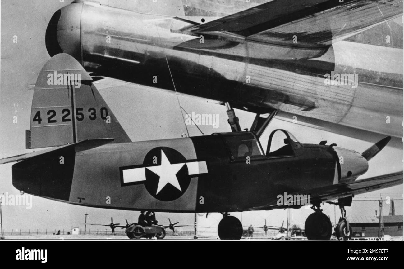 Culver PQ-14 in der Nähe des B-29-Hecks - dieses kleine Flugzeug wurde normalerweise als Zieldrohne betrieben, konnte aber gesteuert werden. Stockfoto