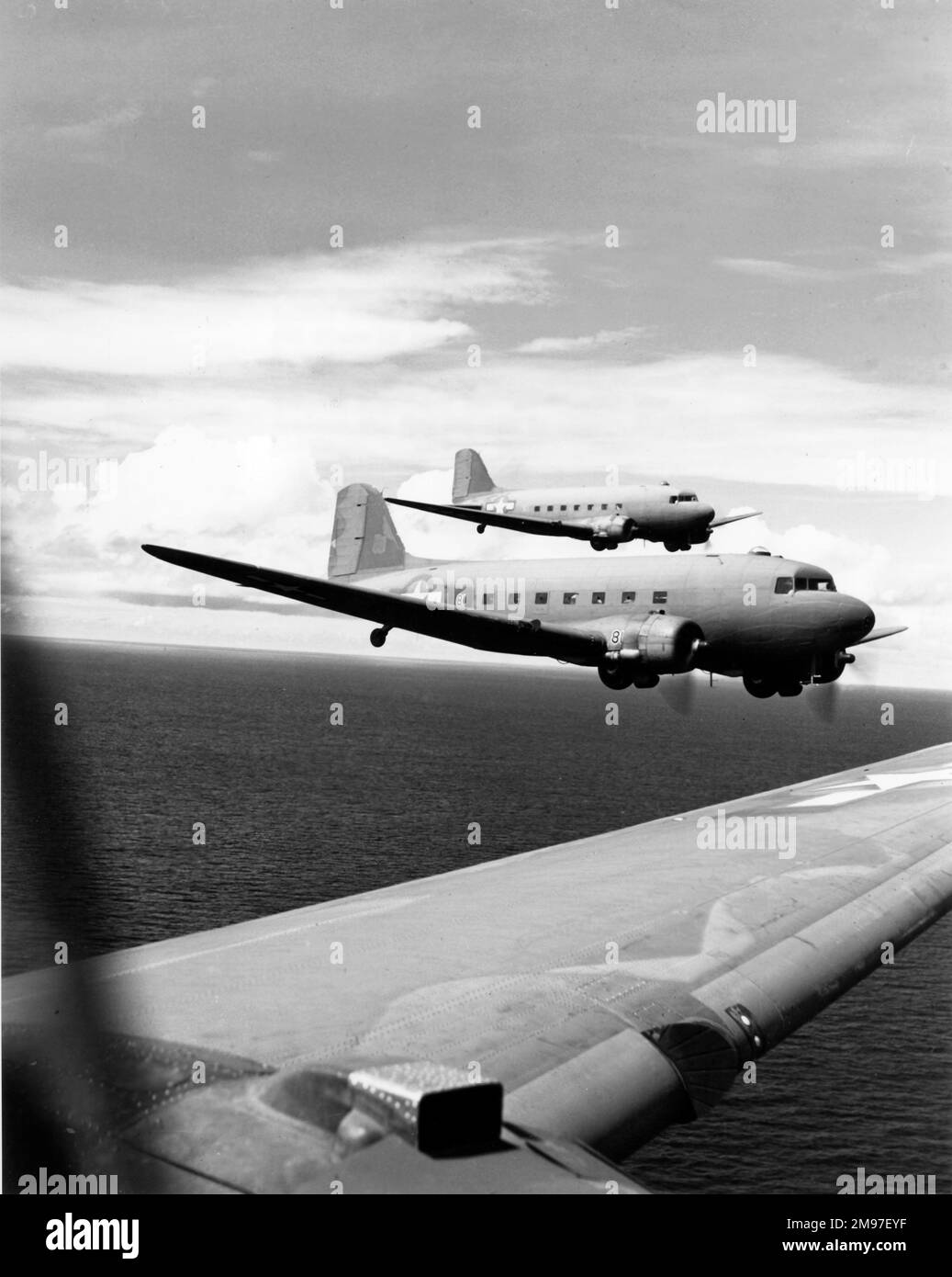 Douglas C-47s auf dem Weg von Bourgainville nach Green Island, März 1943. Stockfoto