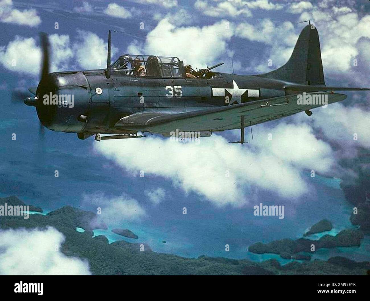 Douglas SBD-5 Dauntless – der treue US Navy-Flugzeugträger – diente während des gesamten Pazifikkriegs und versenkte die meisten japanischen Flugzeugträger. Stockfoto