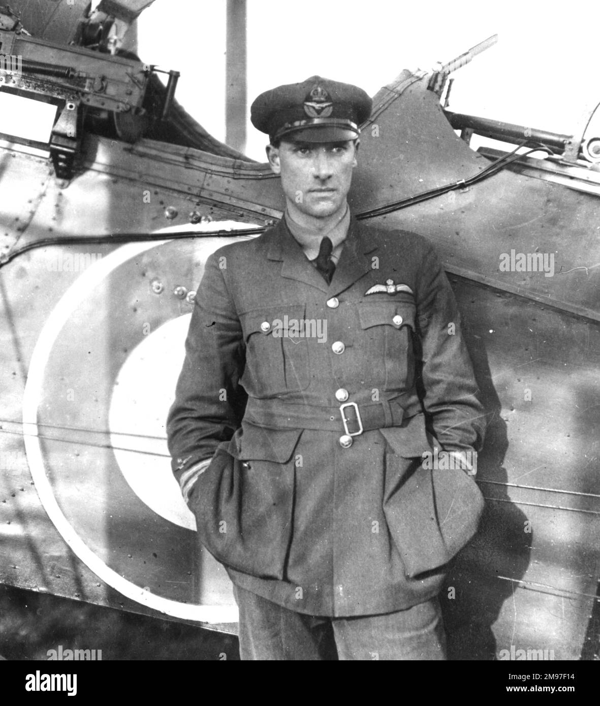 Captain Geoffrey de Havilland (1882-1965), Flugzeugdesigner und Pilot, in RFC-Uniform, steht vor seiner Airco DH 9. Stockfoto