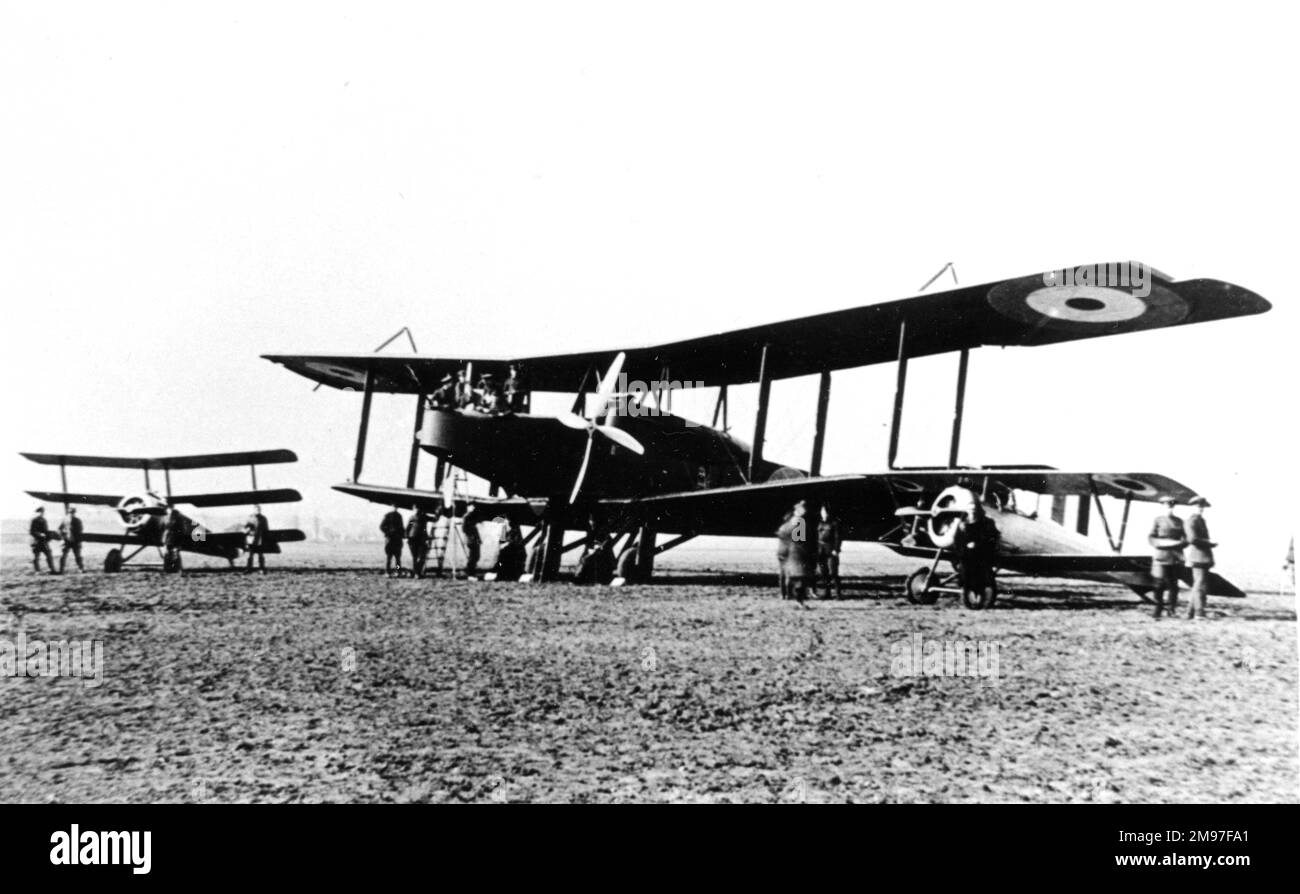 Handley Page 0/100 schwerer Langstreckenbomber, erstmals im Dezember 1915 geflogen und ab Oktober 1916 einsatzbereit. Hier sehen Sie die Seriennummer 3116 des 5. Flügels der RNAS mit Sitz in Coudekerque, aufgenommen am 4. März 1917, zusammen mit einem Sopwith Triplane (links) und einem Nieuport 24bis (rechts). Stockfoto