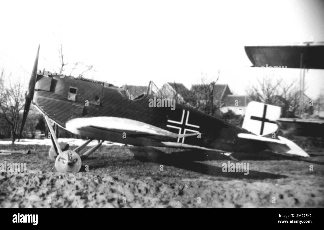 Junkers D I Deutsches Kampfflugzeug, fotografiert auf einem Feld in Belgien am 21. Januar 1919. Obwohl sie mehr als drei Monate im Freien ausgesetzt war, wurde sie dennoch als im Wesentlichen lufttüchtig angesehen. Stockfoto