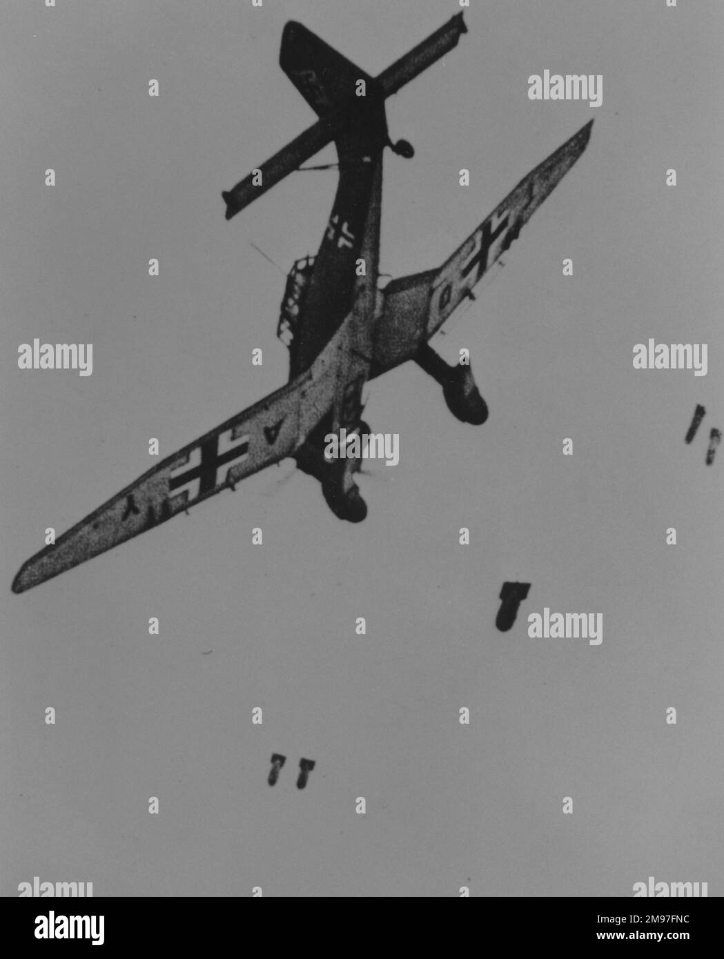 Junkers Ju 87B setzt seine Bomben aus dem Tiefpegel mit unübertroffener Genauigkeit frei. Stockfoto