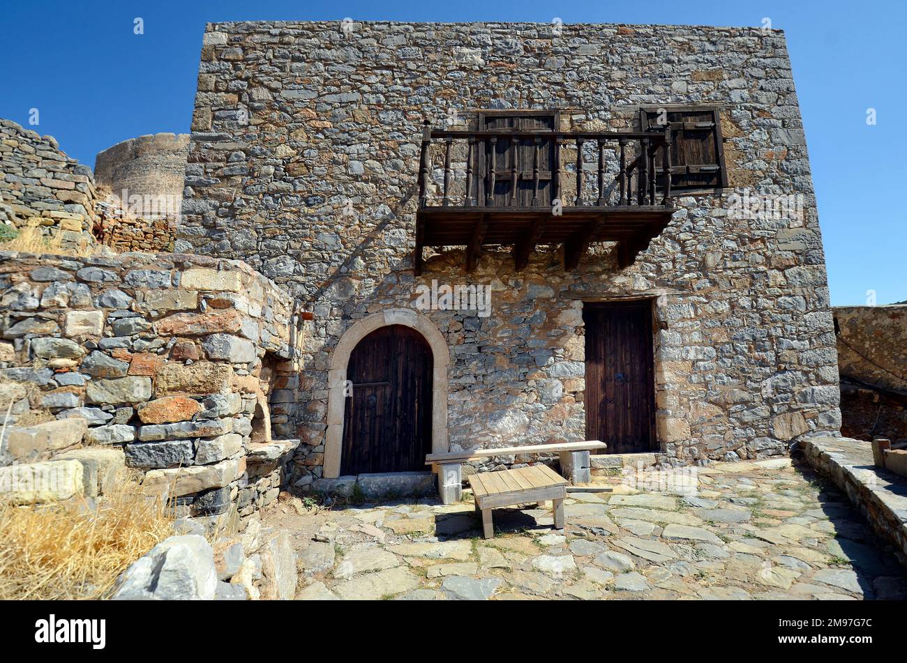 Griechenland, Kreta, Haus mit Balkon aus Stein in der alten venezianischen Festung Spinalonga, bis 1957 als Aussätzige Station genutzt, heute ein beliebtes Touristenziel Stockfoto