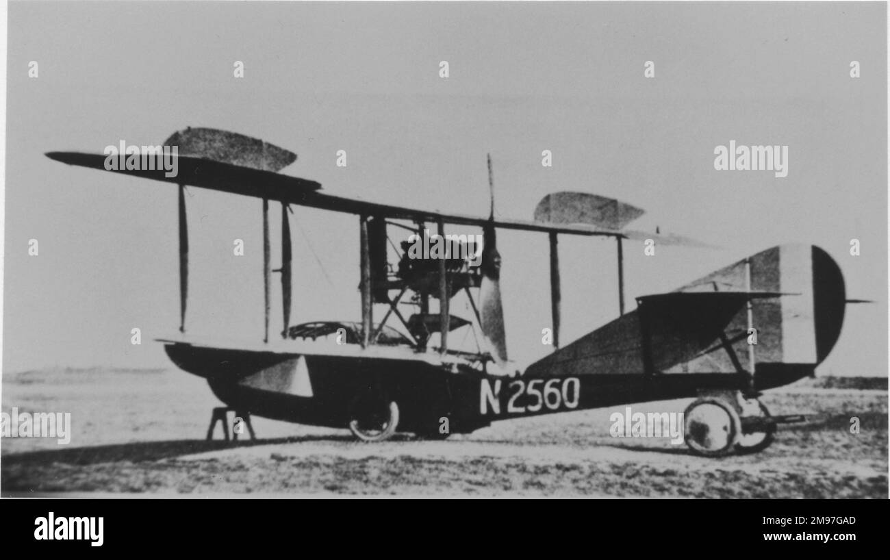 Norman Thompson NT 2B, zweisitziger Flugboottrainer. Die Auslieferungen begannen im Dezember 1917 zur Verwendung an der Süd- und Ostküste Großbritanniens. Hier am Strand gesehen, ist die Seriennummer N2560, aus der letzten Fertigungscharge (siehe beiliegendes Cockpit). Stockfoto
