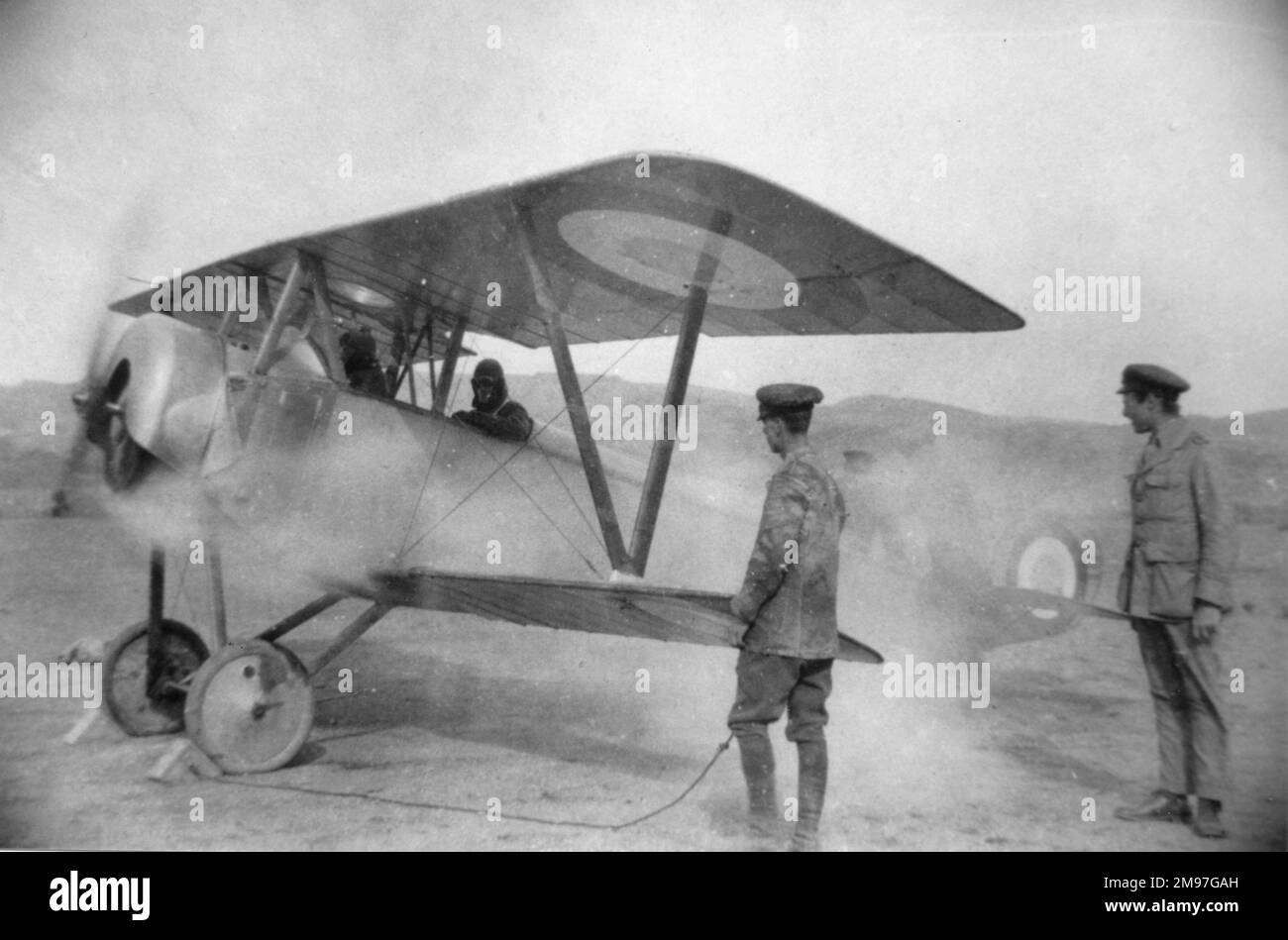 Nieuport 10A.2 Zweisitzer-Aufklärungsflugzeug des Royal Naval Air Service, mit Männern einer RFC-Einheit. Stockfoto