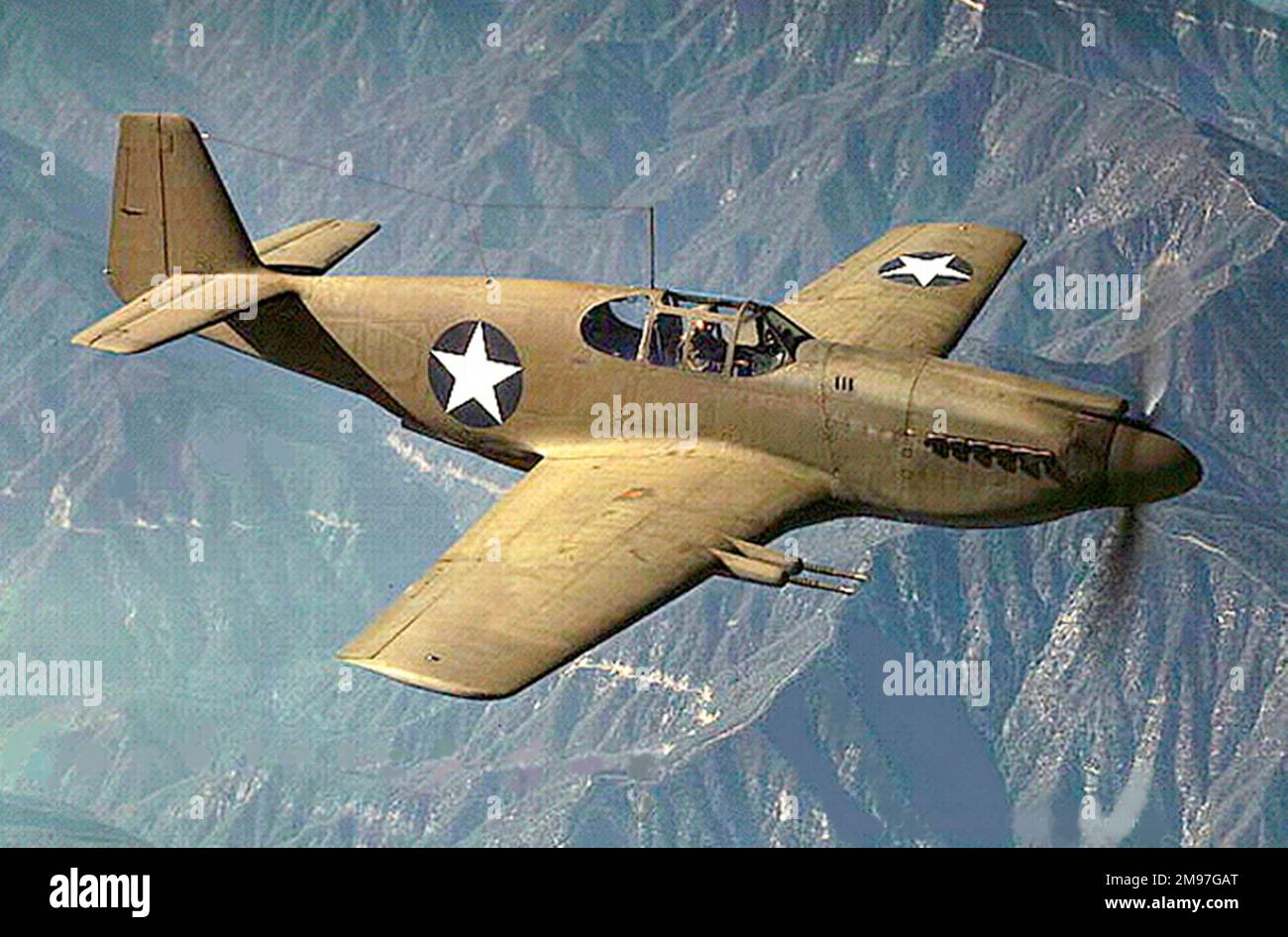 North American Aviation P-51 - NA-91 'Apache' (später Mustang genannt) im Flug - ein amerikanischer Langstreckenflugzeug mit einem Sitz, der im Zweiten Weltkrieg und im Koreakrieg eingesetzt wurde. Stockfoto
