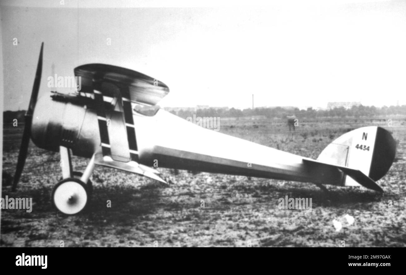 Einsitzender Nieuport Ni 28-Jäger, erstmals im Juni 1917 geflogen, wurde von den amerikanischen Expeditionstruppen Anfang 1918 eingesetzt. Hier sehen Sie eine Entwicklungsmaschine mit Dihedral nur auf den oberen Flügeln und einem kleineren Spalt zwischen oberem Flügel und Rumpf. Stockfoto