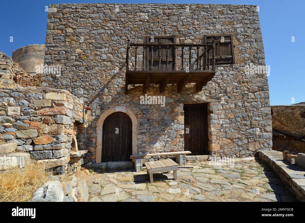 Griechenland, Kreta, Haus mit Balkon aus Stein in der alten venezianischen Festung Spinalonga, bis 1957 als Aussätzige Station genutzt, heute ein beliebtes Touristenziel Stockfoto