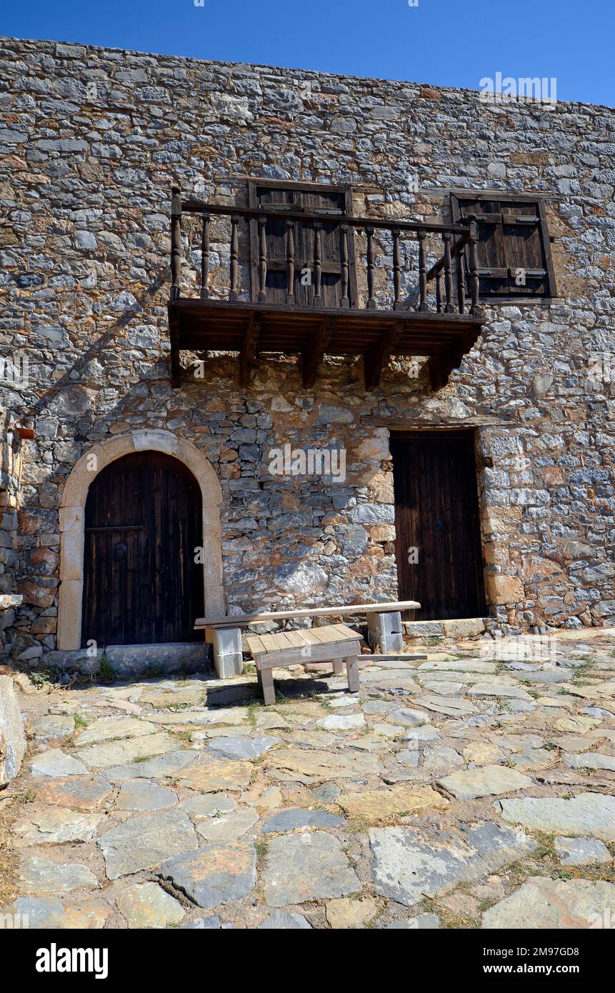 Griechenland, Kreta, Haus mit Balkon aus Stein in der alten venezianischen Festung Spinalonga, bis 1957 als Aussätzige Station genutzt, heute ein beliebtes Touristenziel Stockfoto