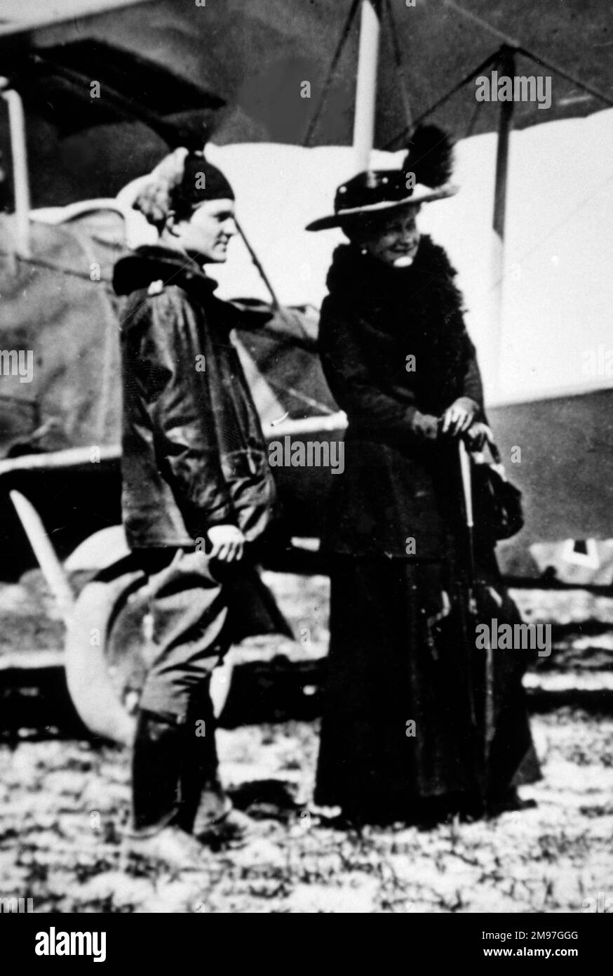 Baron Manfred von Richthofen (1892-1918), führendes deutsches Luftwaffe mit 80 bestätigten Siegen, hier bei einem Besuch der Deutschen Kaiserin Augusta Victoria (1888-1918) am 3. Mai 1917, seinem 25. Geburtstag. Stockfoto