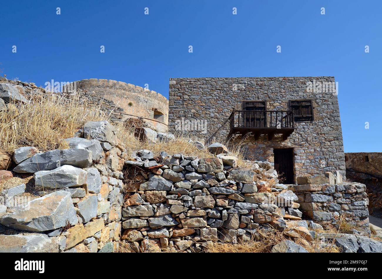 Griechenland, Kreta, Haus mit Balkon aus Stein in der alten venezianischen Festung Spinalonga, bis 1957 als Aussätzige Station genutzt, heute ein beliebtes Touristenziel Stockfoto