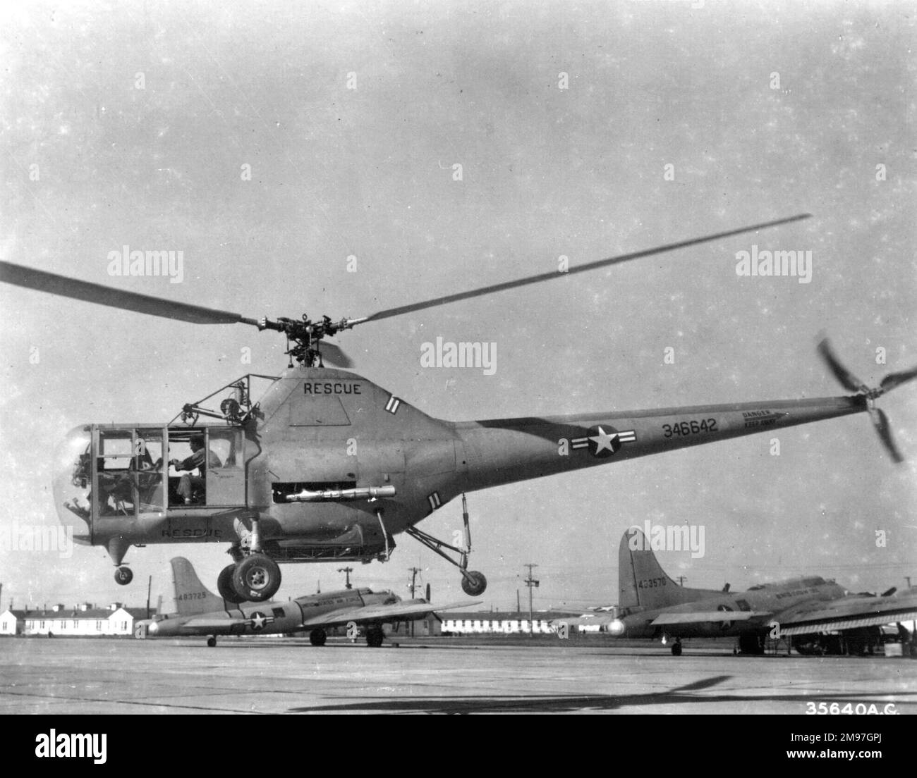 Sikorsky H-5 - sowohl die US Army Air Force als auch die US Navy begannen, bis Kriegsende Helikopter für Rettungseinsätze einzusetzen Stockfoto