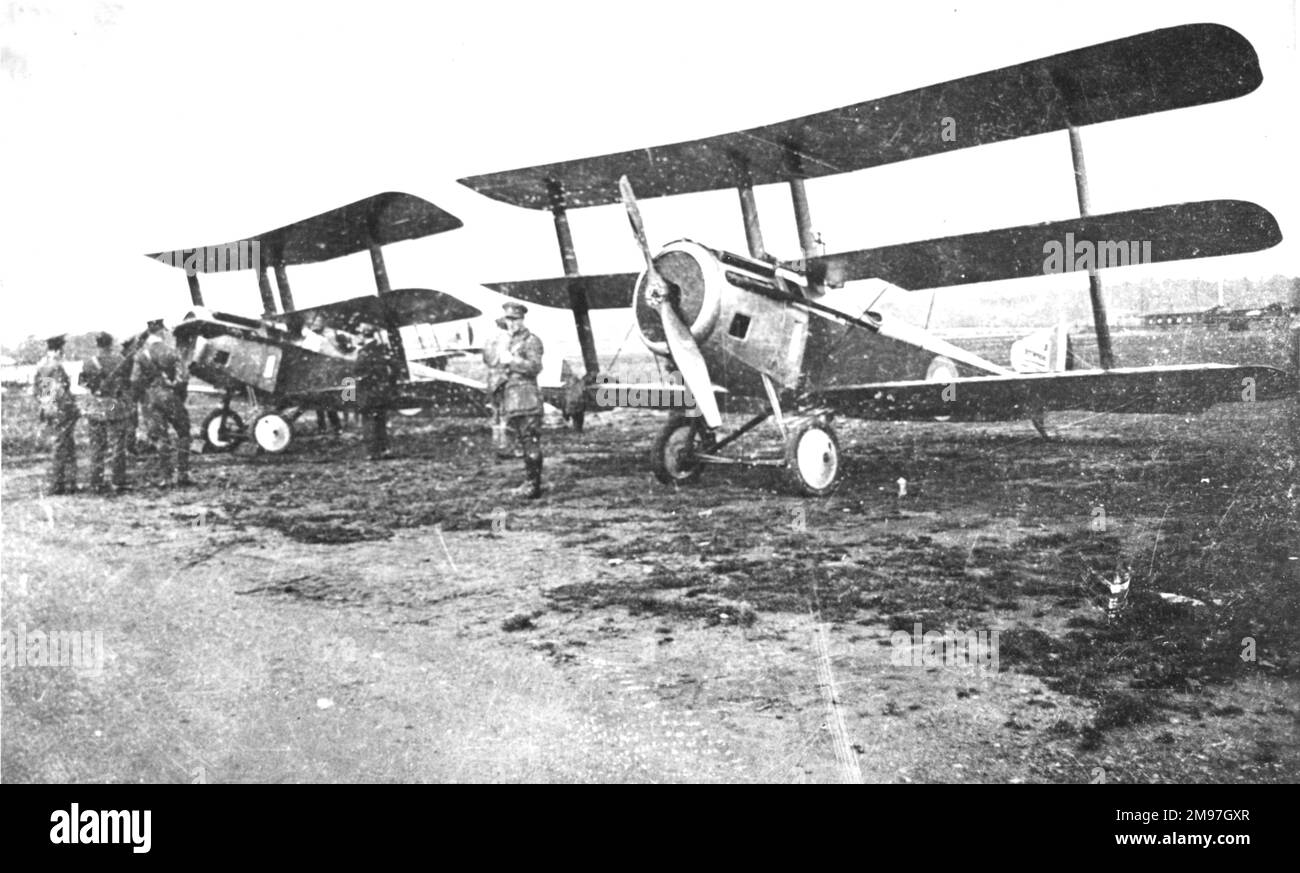 Sopwith Hispano-Suiza Triplane Pair gesehen zusammen, einer ist abgestürzt und tötete den Piloten, im Dezember 1916 nach Schwanzflattern. Stockfoto