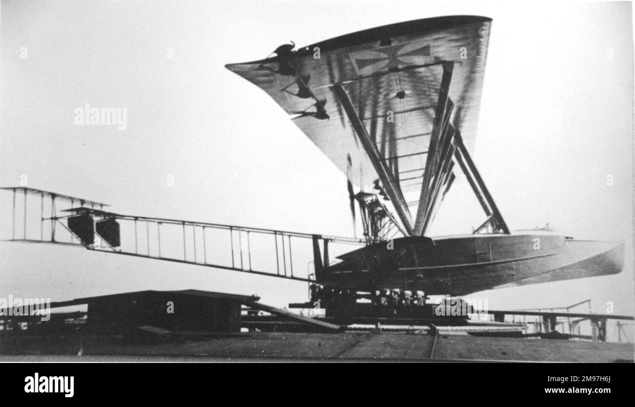 Zeppelin-Lindau RS II deutsches Langstreckenflugboot, hier in seiner ursprünglichen Form mit biplanarem Schwanz zu sehen. Er flog im Juni 1916, danach wurden Änderungen vorgenommen. Er wurde in RS IIb umbenannt und ist im November 1916 wieder geflogen. Stockfoto