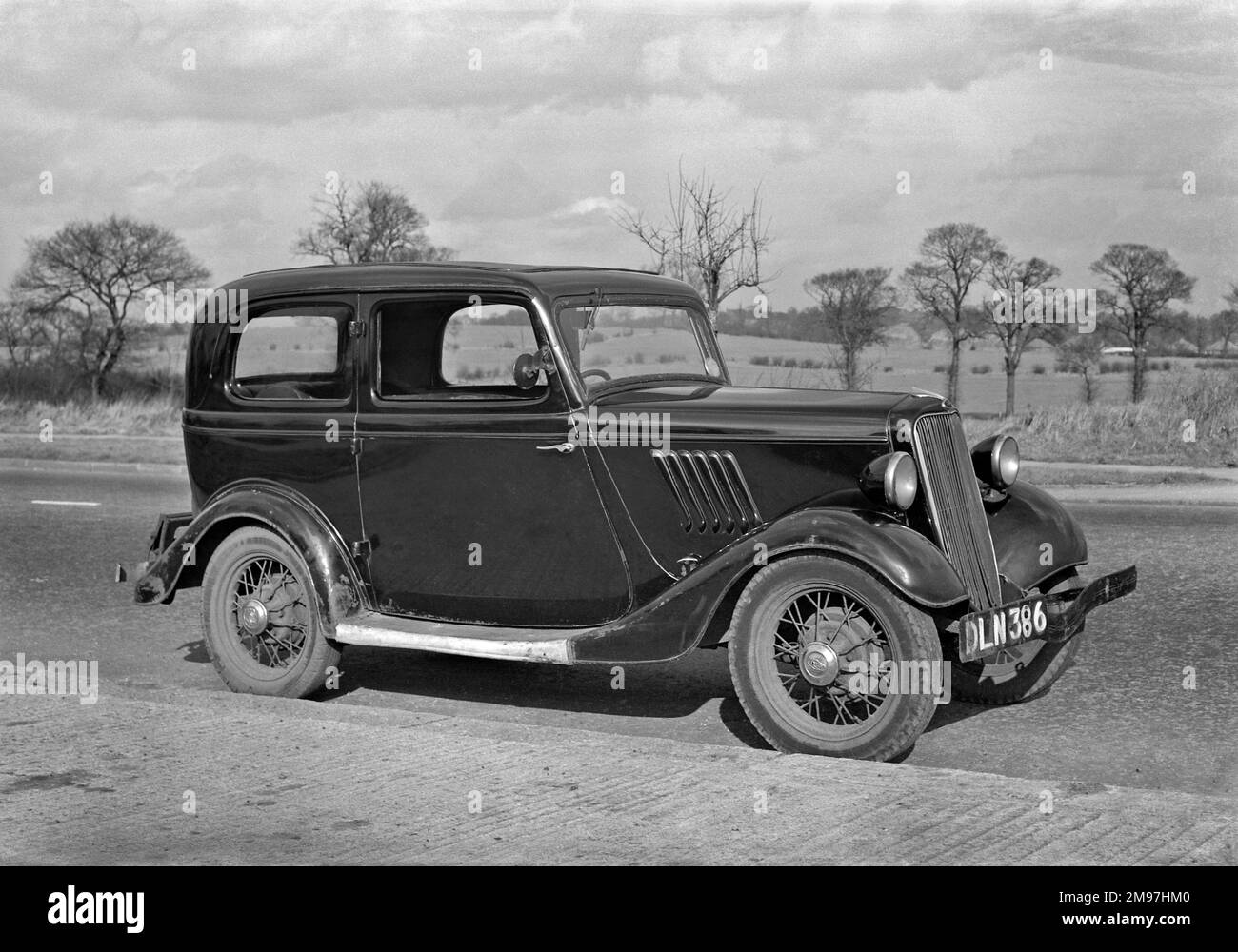Das Auto parkt auf einer Straße. Stockfoto