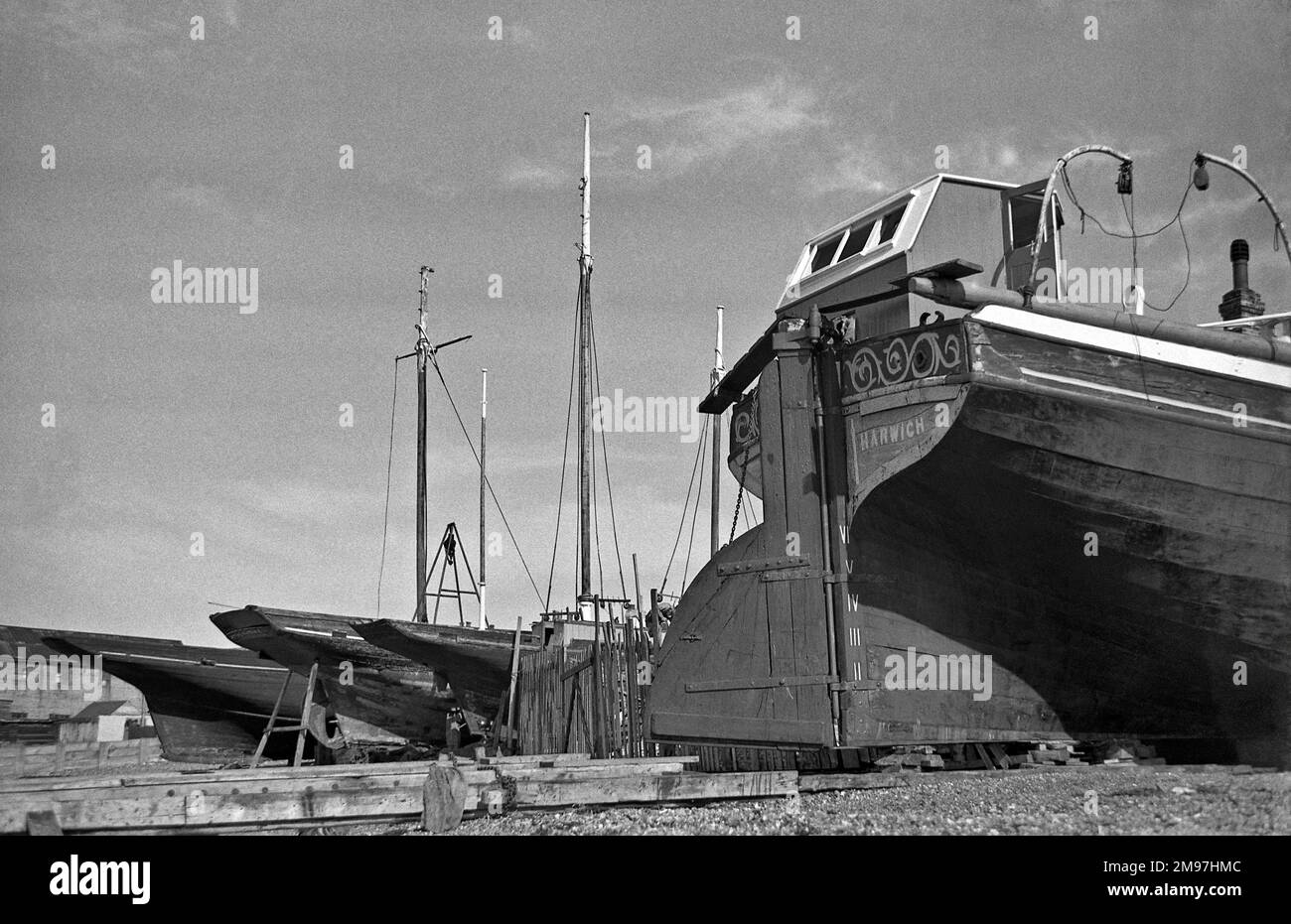 Schiffe stehen an einem Strand. Stockfoto